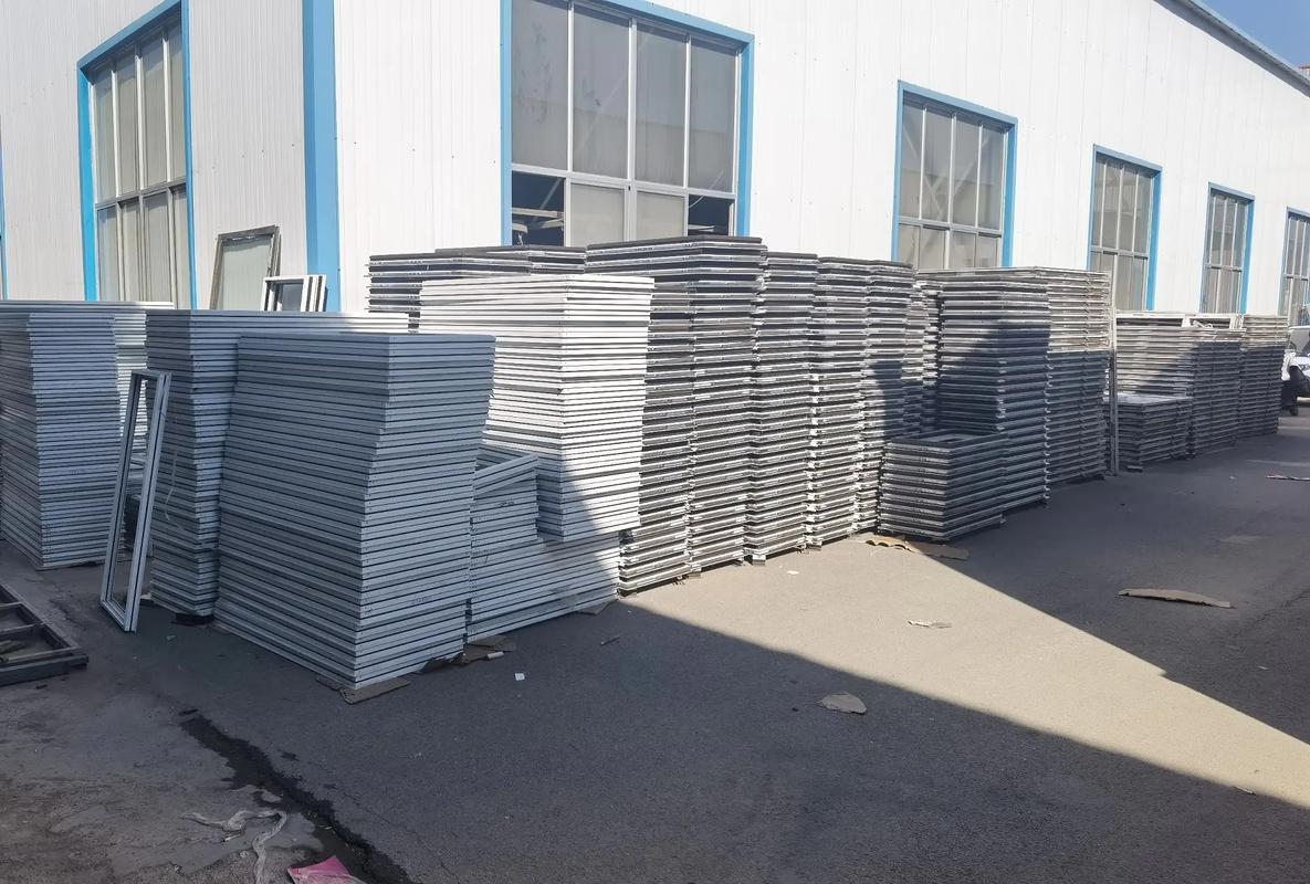 專業(yè)承接鋁合金門窗與金屬屋面工程，打造品質(zhì)建筑外圍護(hù)系統(tǒng)